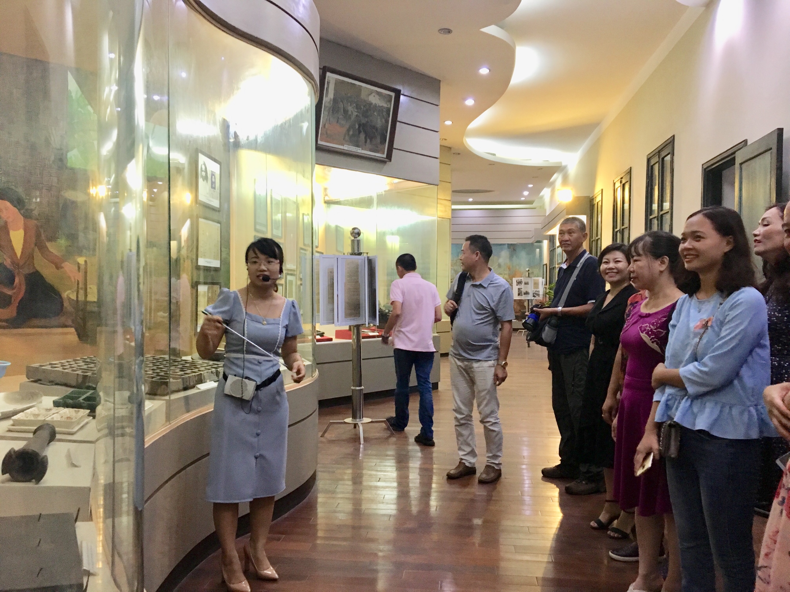 Đoàn nghe giới thiệu về Bảo tàng dệt may Nam Định